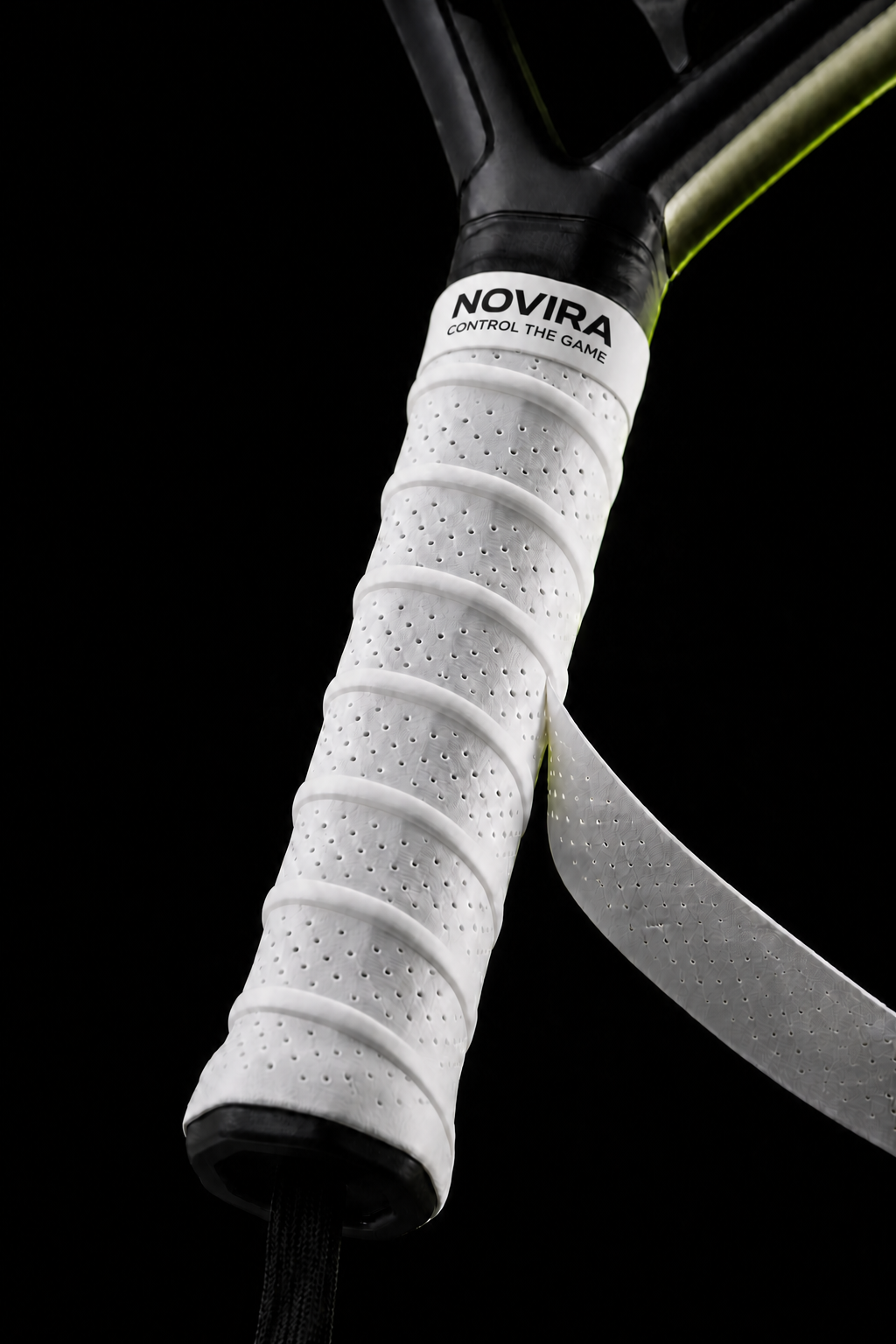 Mango con overgrip blanco, quilla horizontal y cinta NOVIRA Control the Game